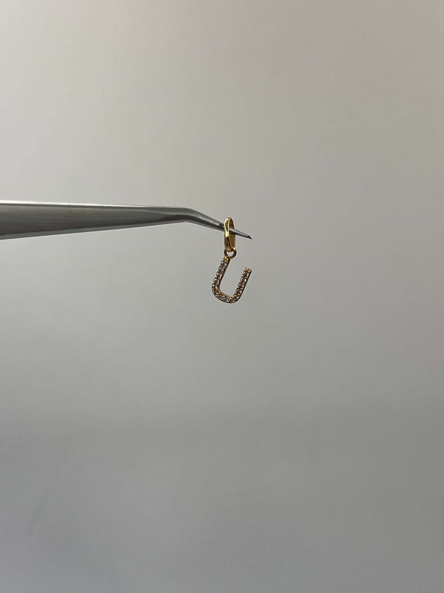 Dije Letra U Oro amarillo 18k 0,48 Gr / 6,10 mm / 1,05 Cm