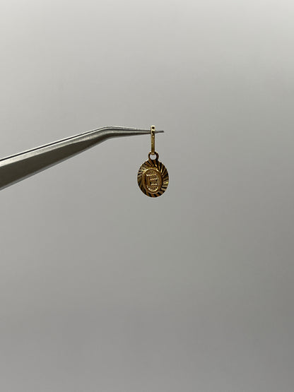 Dije Letra E Oro amarillo 18k 0,45 Gr / 7,5 mm / 1 Cm