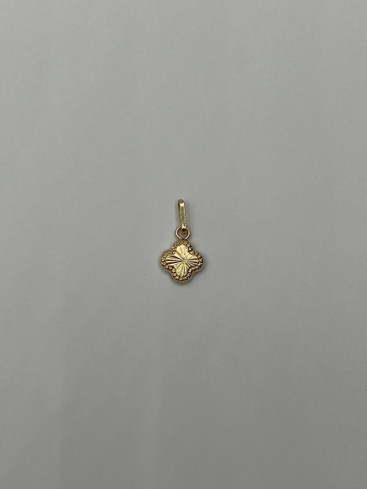 Dije Trebol Oro amarillo 18k 0,35 Gr / 8 mm / 0,8 Cm