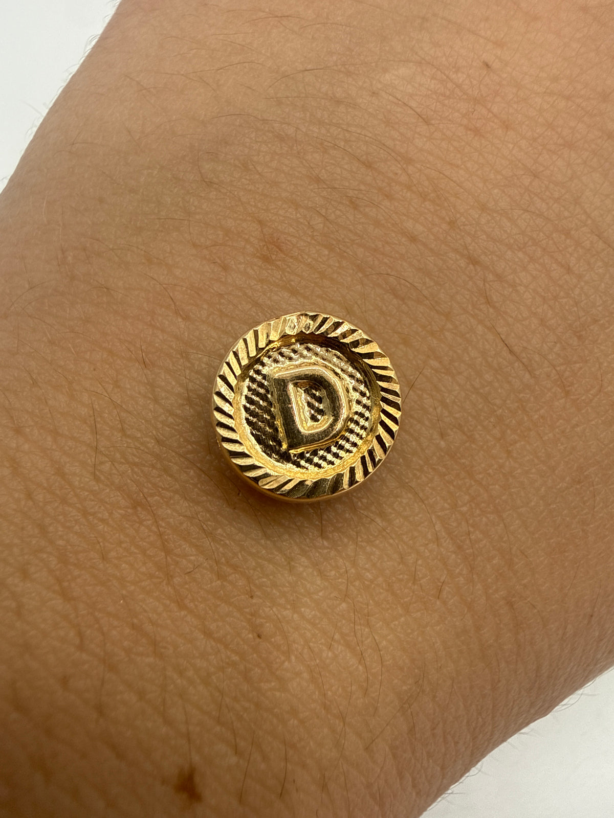 Herraje Letra D Diamantada Oro amarillo 18k 0,50 Gr / 1 Cm