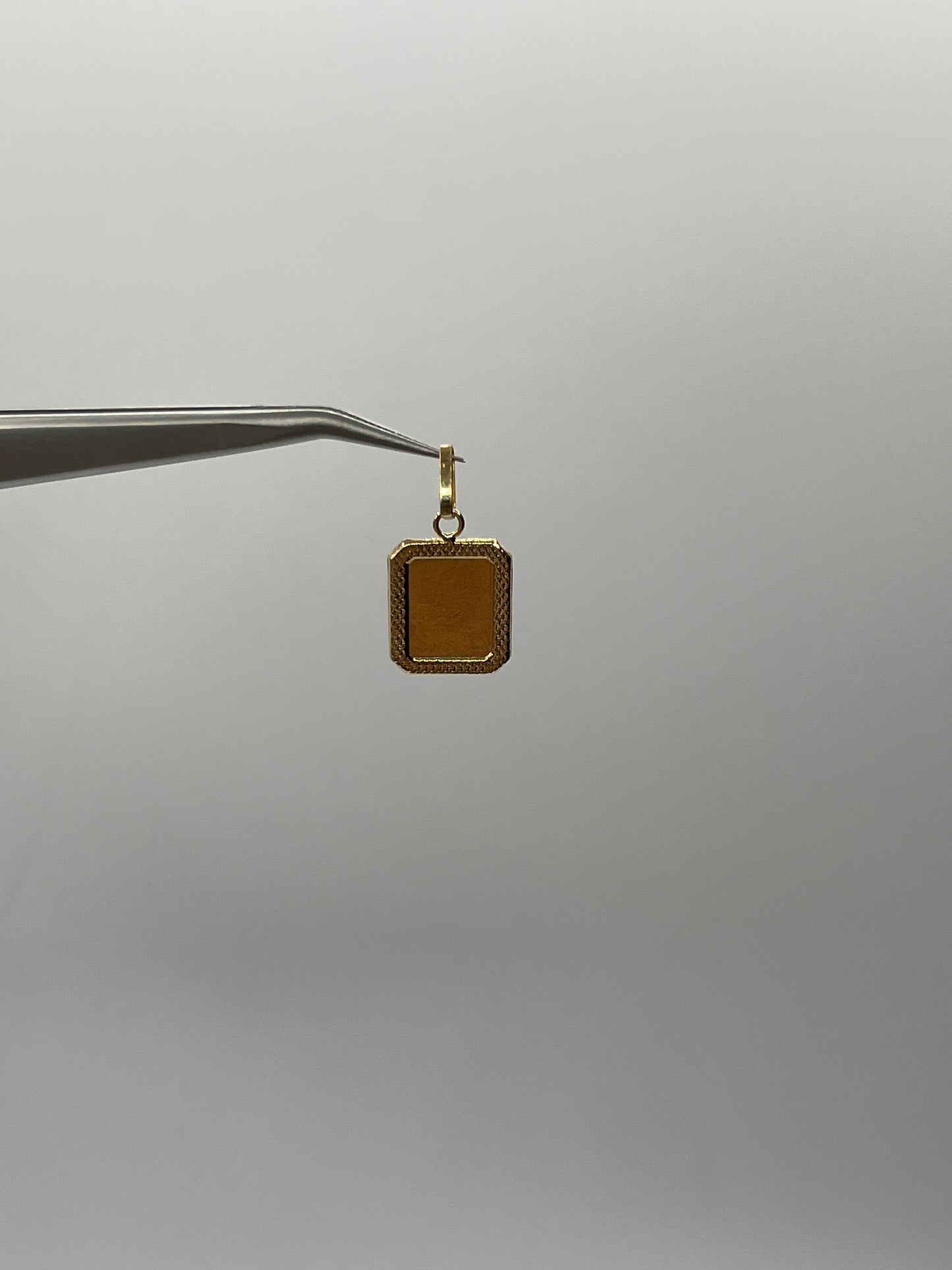 Dije Placa Oro amarillo 18k 0,46 Gr / 11,20 mm / 1,2 Cm