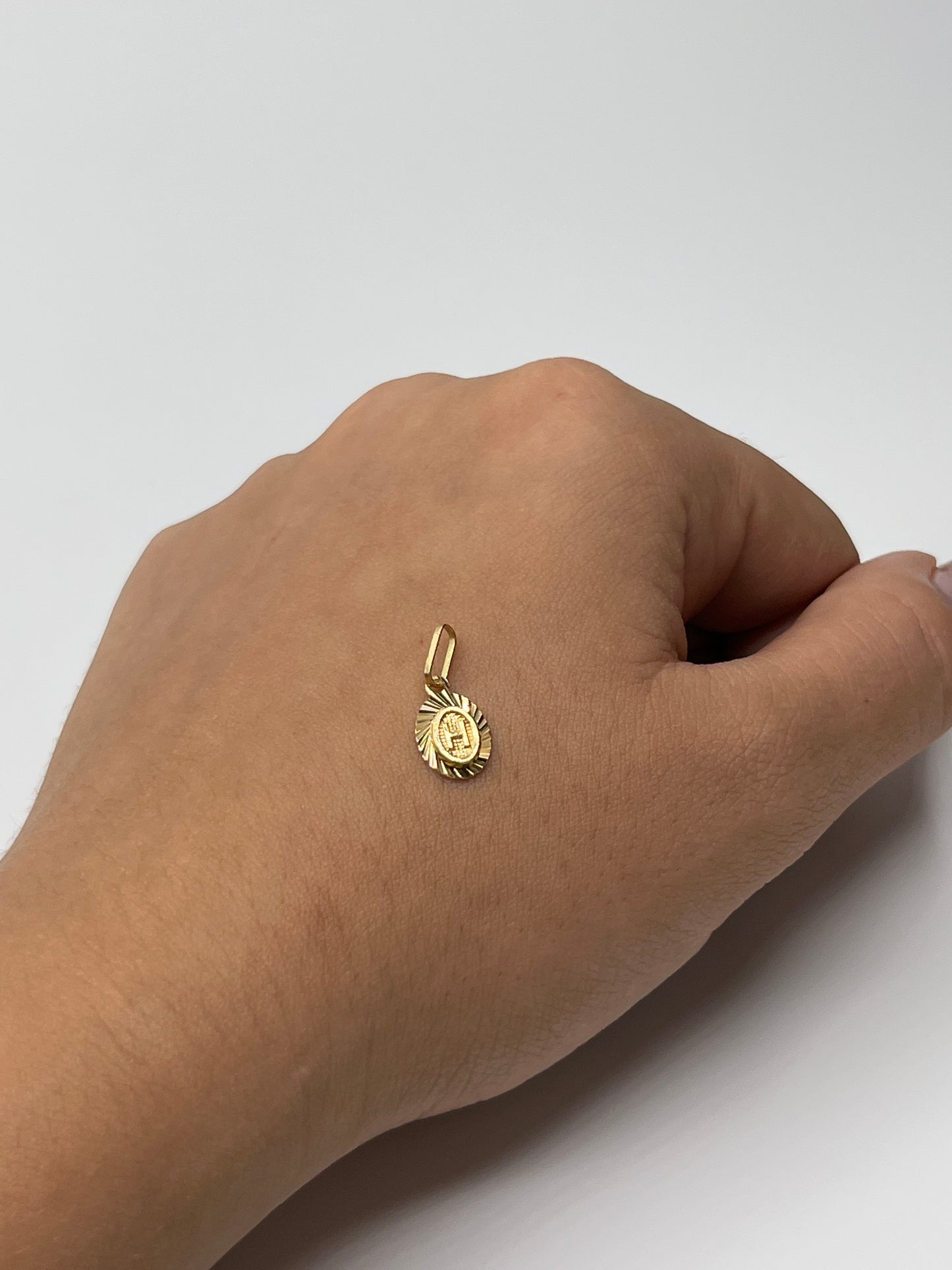 Dije Letra H Oro amarillo 18k 0,44 Gr / 7,5 mm / 0,9 Cm
