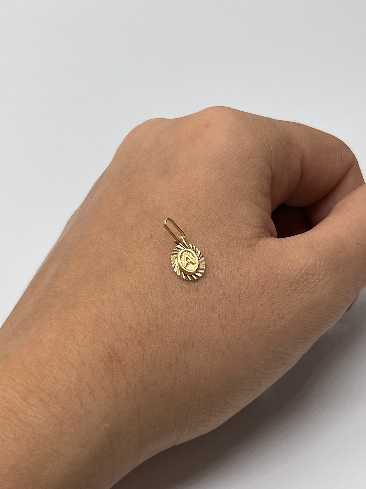 Dije Letra A Oro amarillo 18k 0,45 Gr / 7,5 mm / 0,9 Cm