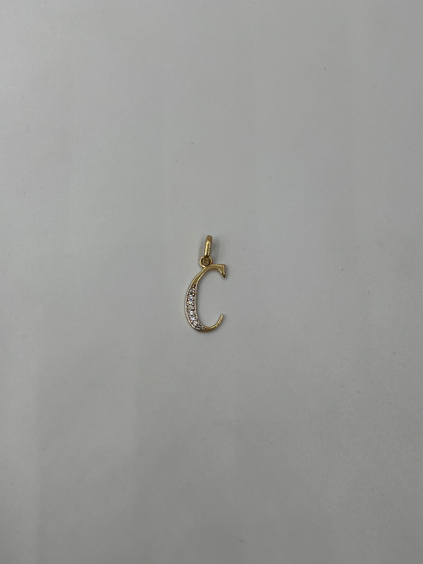 Dije Letra C Oro amarillo 18k 0,61 Gr / 8,25 mm / 1,6 Cm