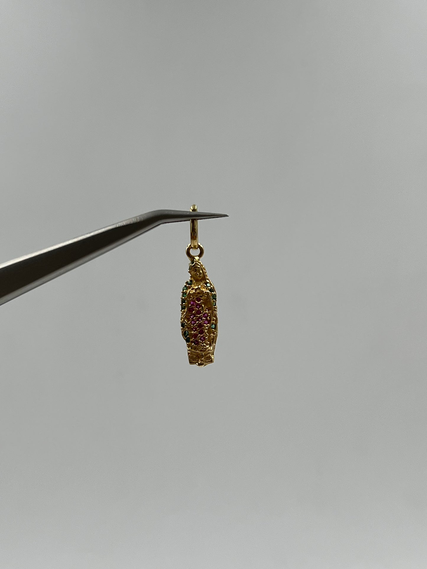 Dije Virgen Guadalupe circon verde y rojo Oro amarillo 18k 1,96 Gr / 7 mm / 2,4 Cm