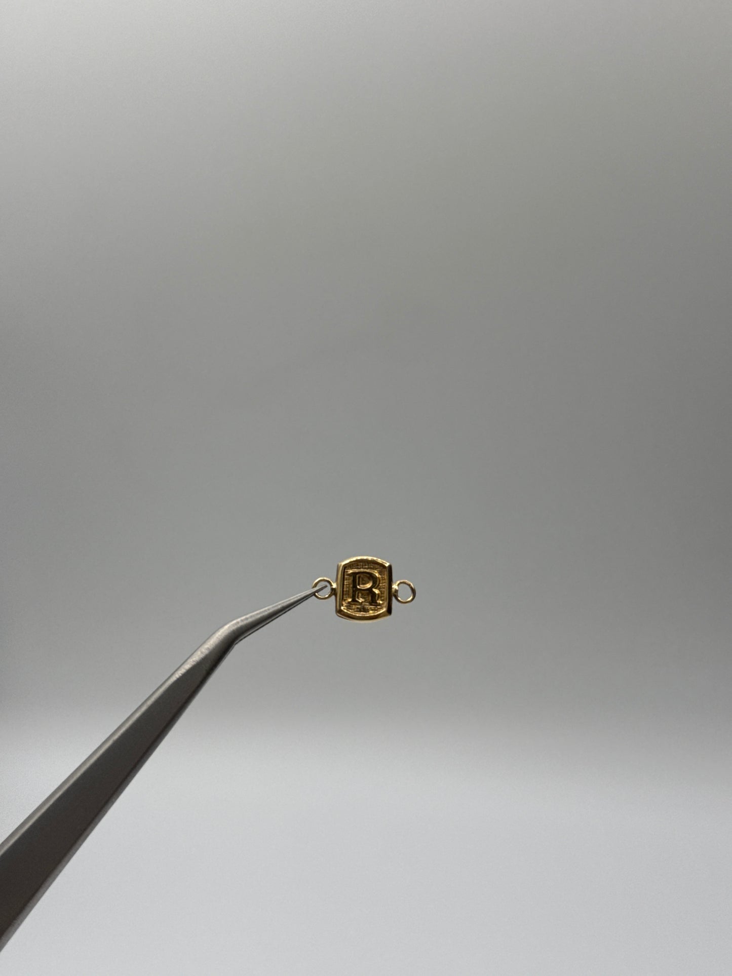 Herraje letra R Oro amarillo 18k 0,28 Gr / 0,8 Cm