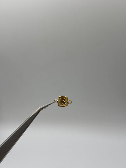 Herraje letra R Oro amarillo 18k 0,28 Gr / 0,8 Cm