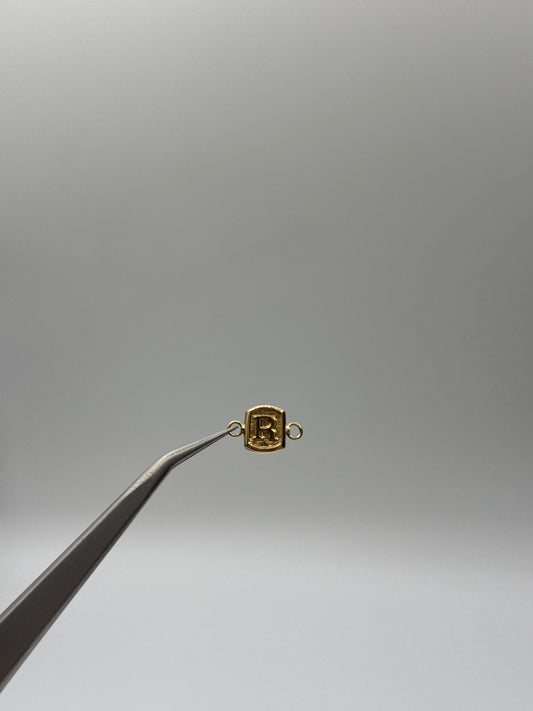 Herraje letra R Oro amarillo 18k 0,28 Gr / 0,8 Cm