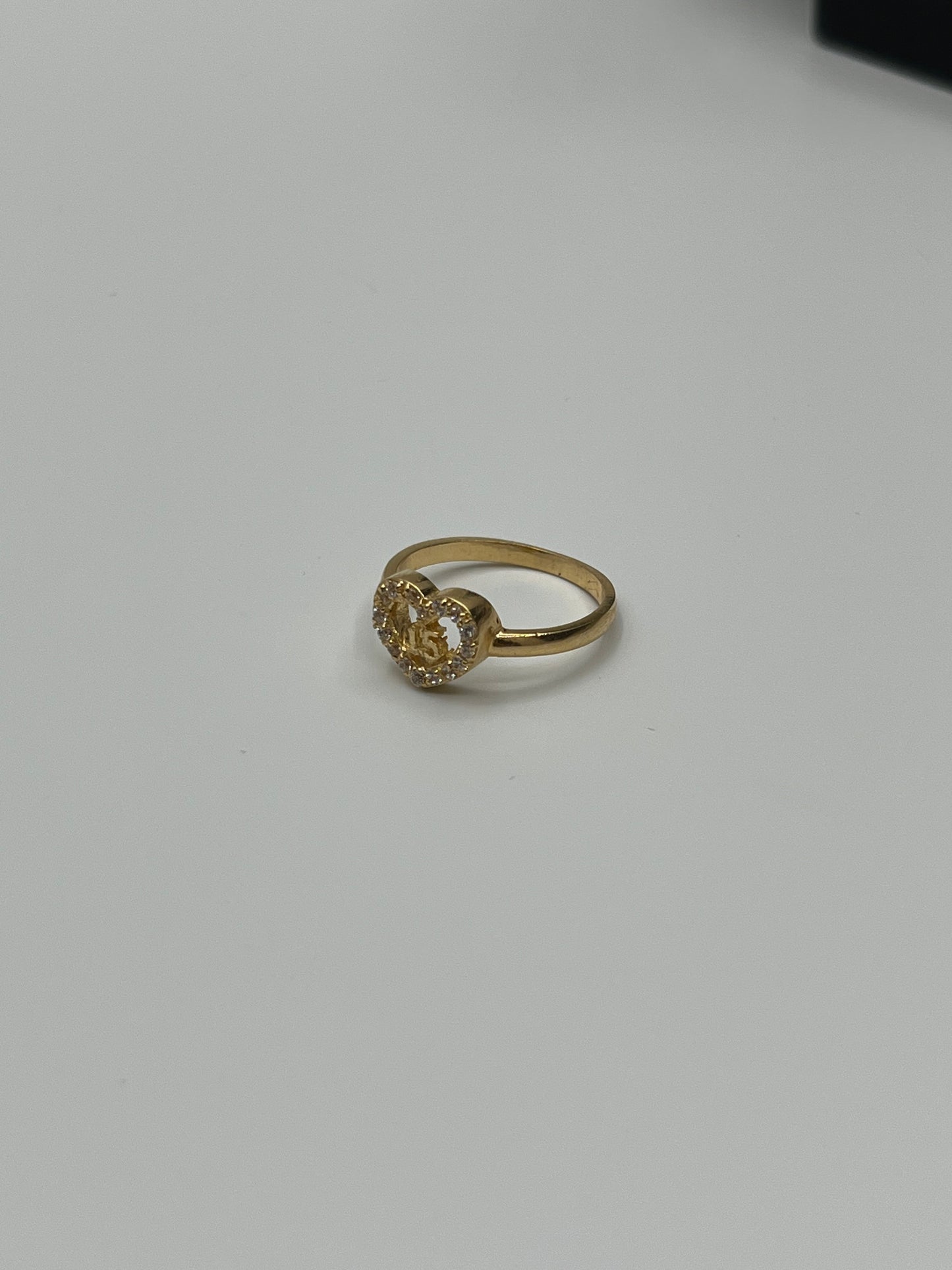 Anillo 15´s corazón circon blanco Oro amarillo 18k / Talla 5 / 2,56 Gr / 8,15 mm