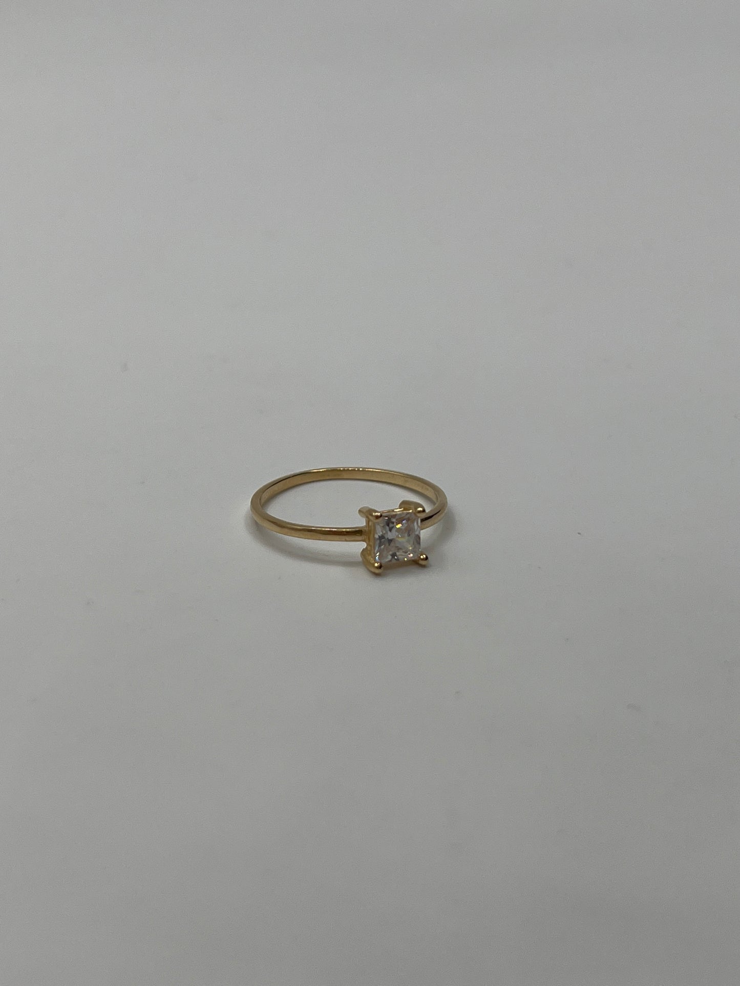 Anillo Compromiso Circon Blanco Oro amarillo 18k / Talla 4 3/4 / 1,06 Gr / 5,30 mm