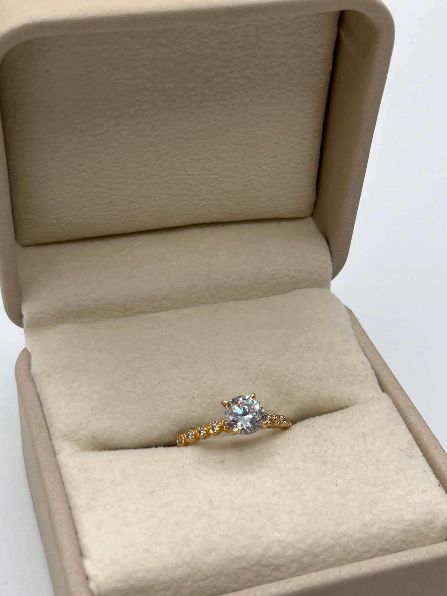 Anillo Compromiso Circon Blanco Oro amarillo 18k / Talla 5 1/4 / 1,71 Gr / 5,60 mm
