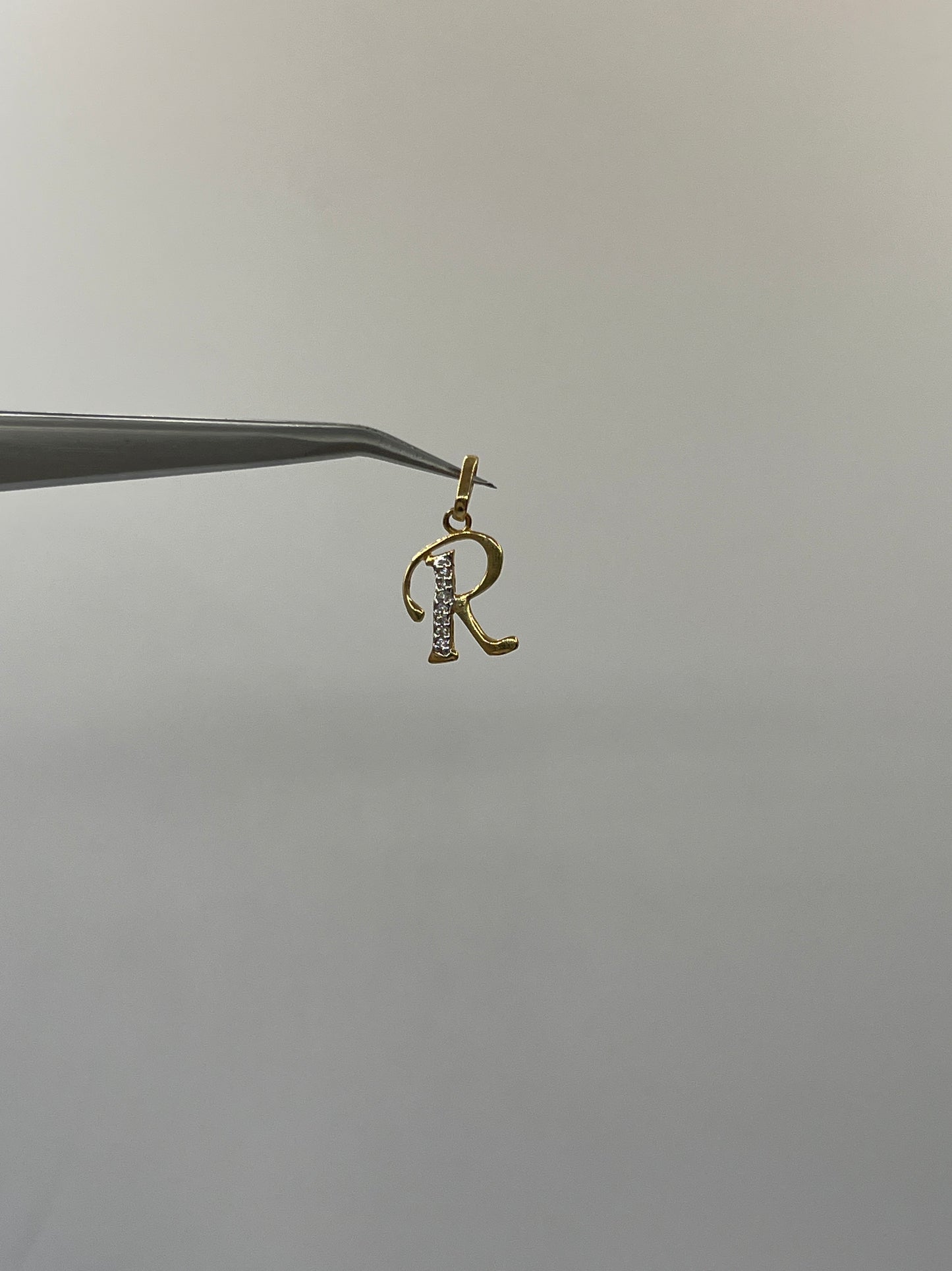 Dije Letra R Oro amarillo 18k 0,76 Gr / 9,70 mm / 1,4 Cm