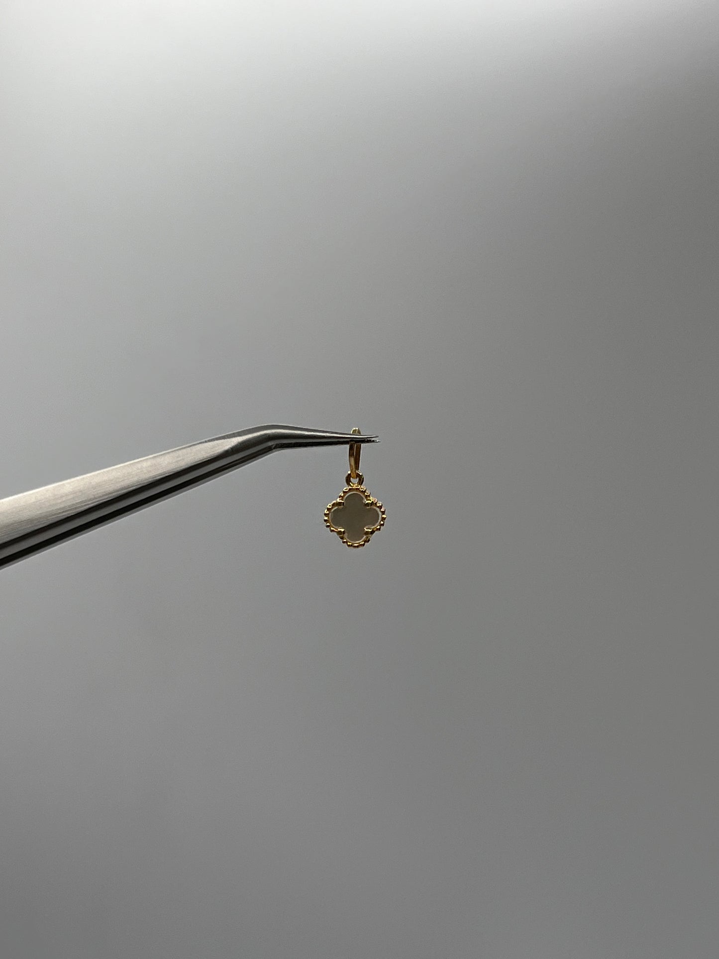 Dije Trebol Blanco Oro amarillo 18k 0,63 Gr / 7,1 mm / 0,8 Cm