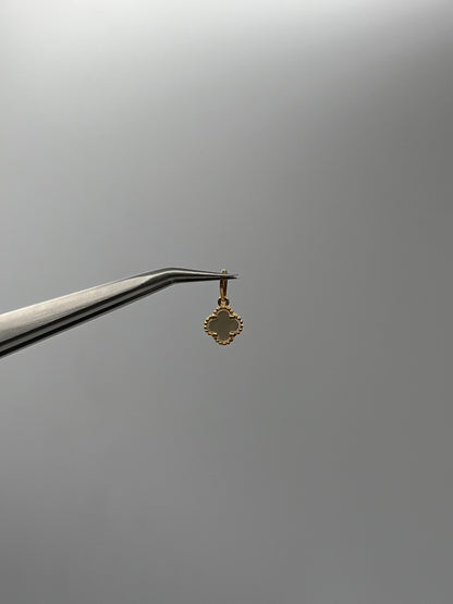Dije Trebol Blanco Oro amarillo 18k 0,63 Gr / 7,1 mm / 0,8 Cm