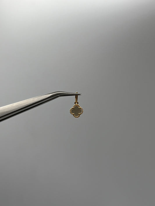 Dije Trebol Blanco Oro amarillo 18k 0,63 Gr / 7,1 mm / 0,8 Cm
