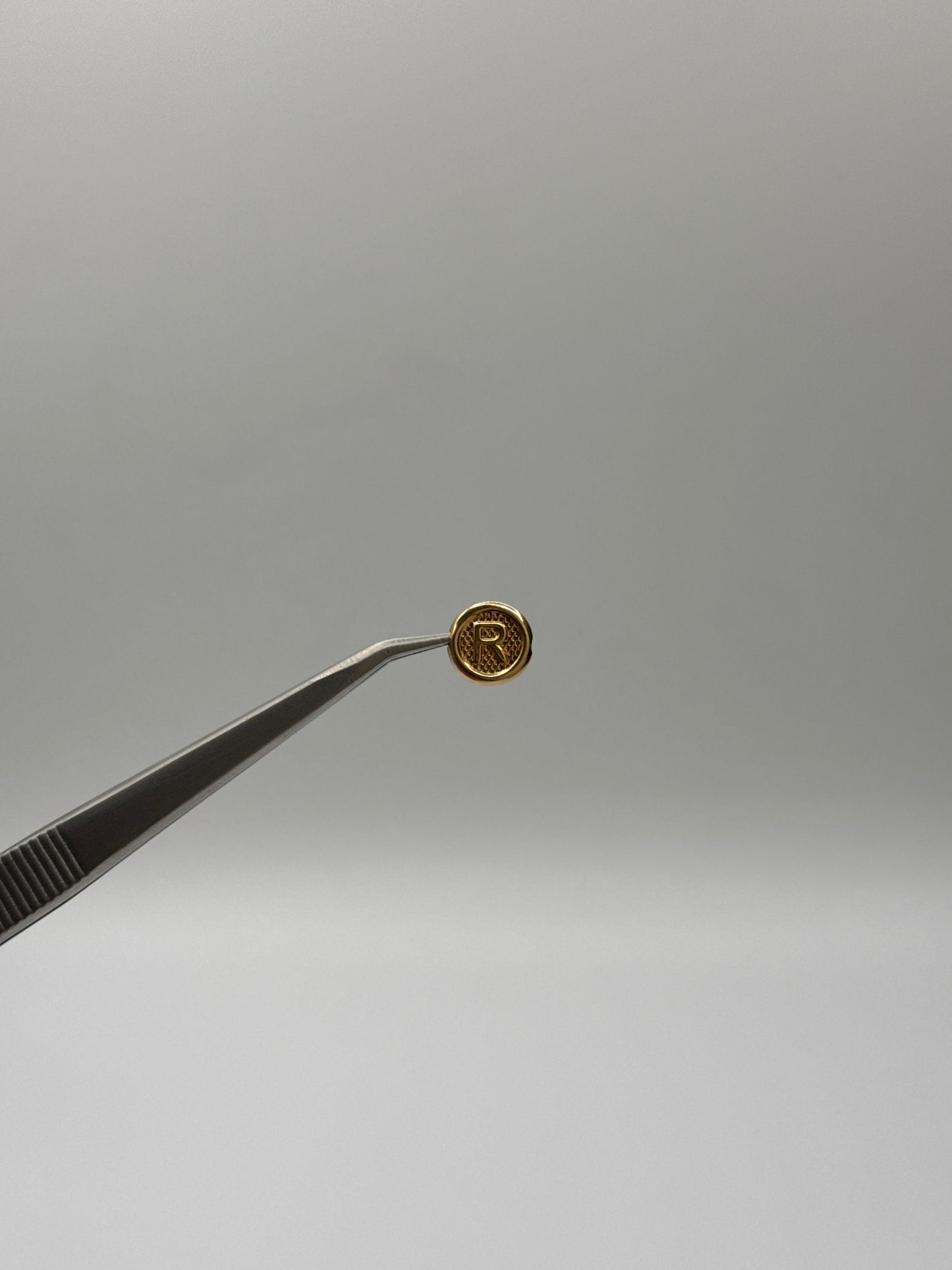 Herraje letra R Oro amarillo 18k 0,35 Gr / 1 Cm