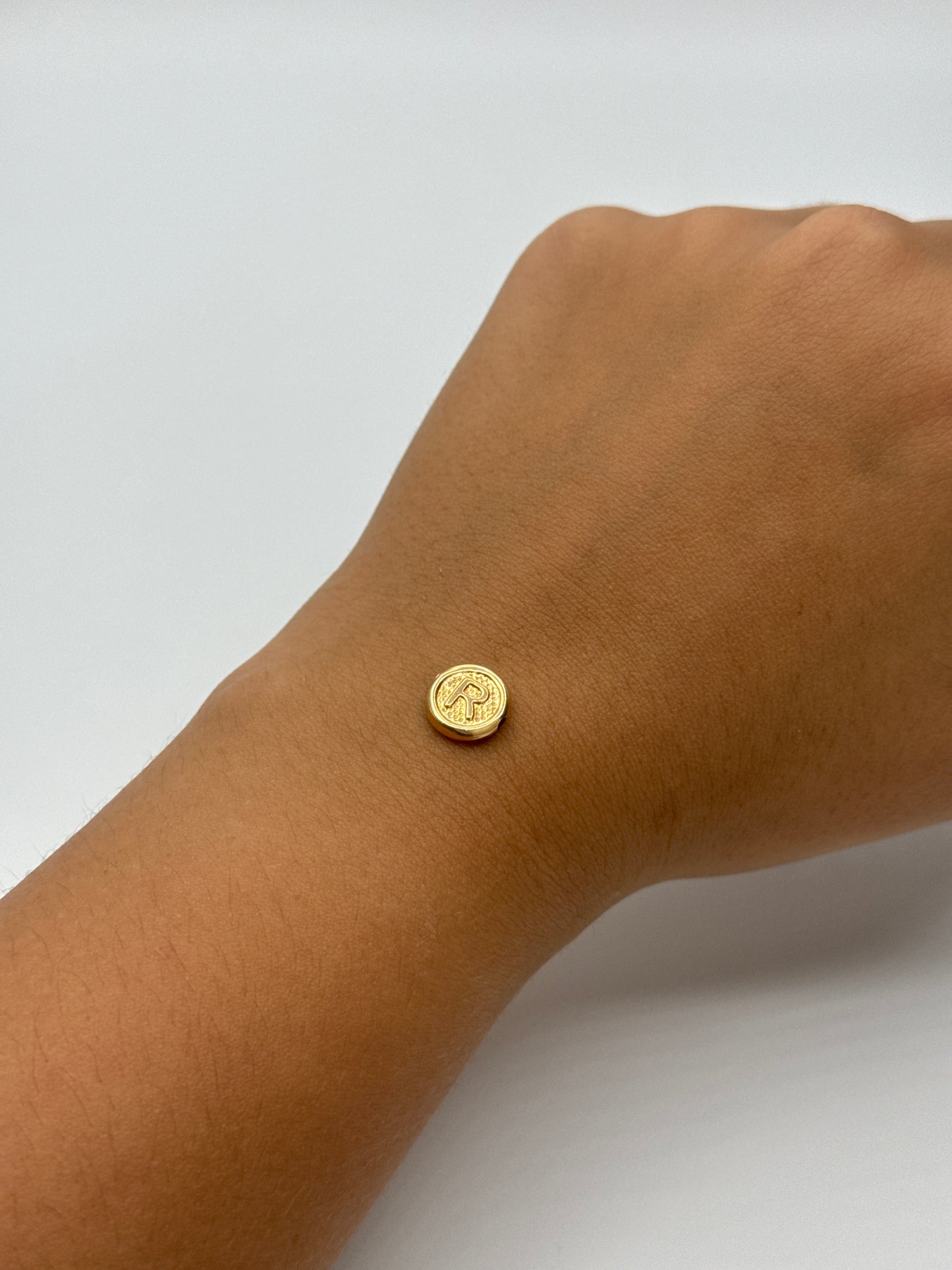 Herraje letra R Oro amarillo 18k 0,35 Gr / 1 Cm