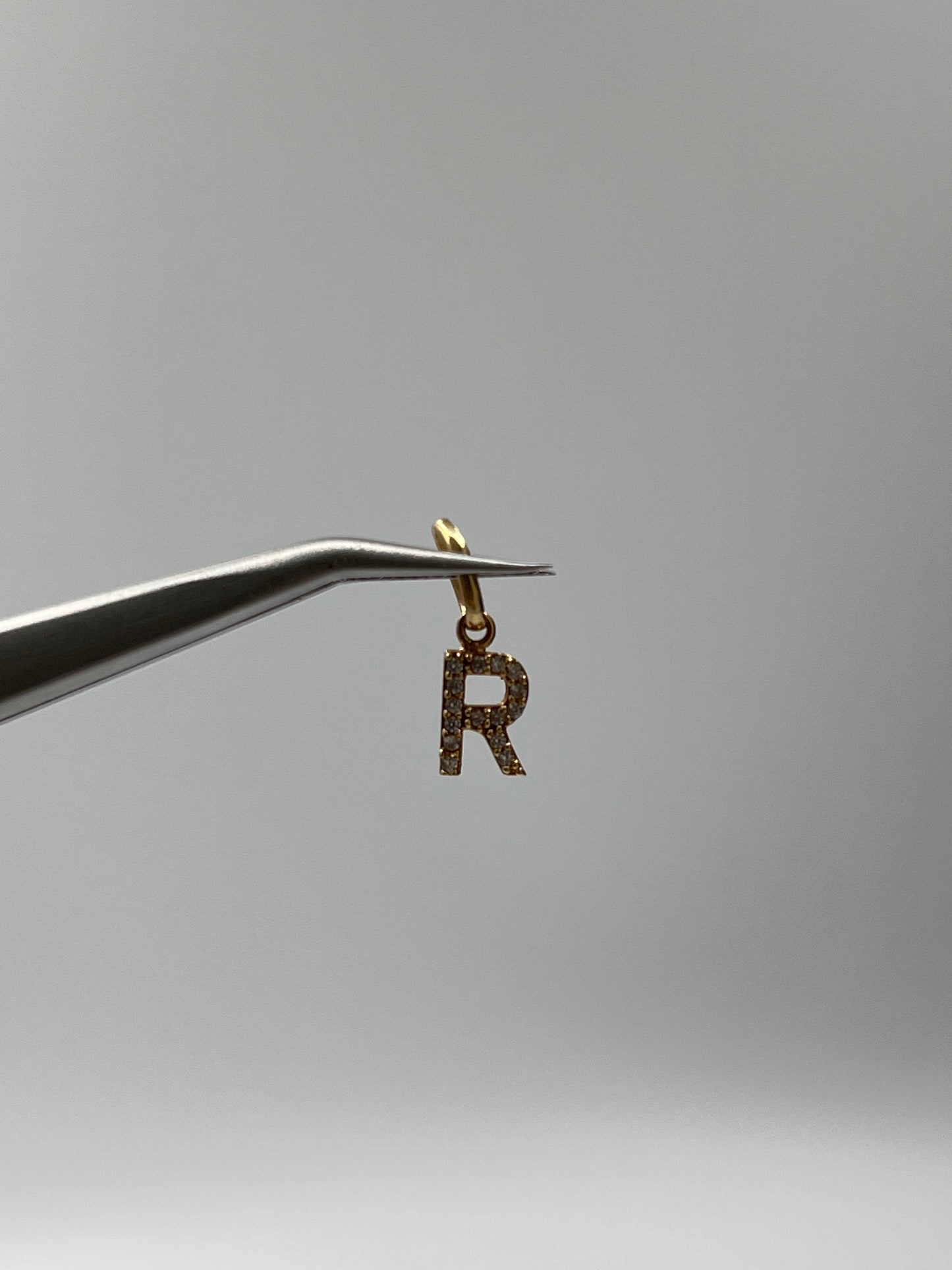 Dije Letra R Circon Blanco Oro amarillo 18k 0,53 Gr / 5,6 mm / 0,8 Cm