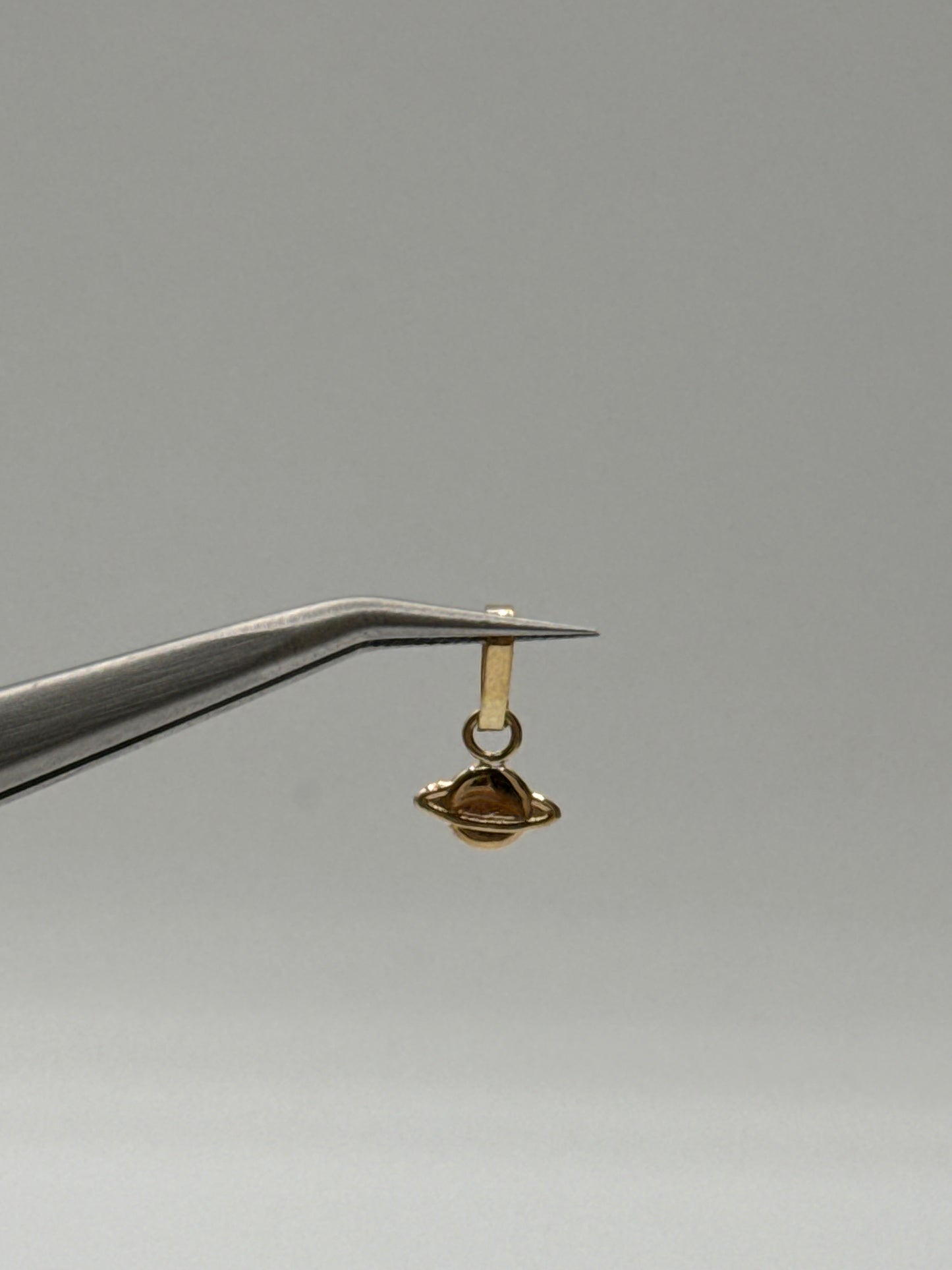 Dije planeta Saturno  Oro amarillo 18k 0,24 Gr / 7,95 mm / 0,8 Cm