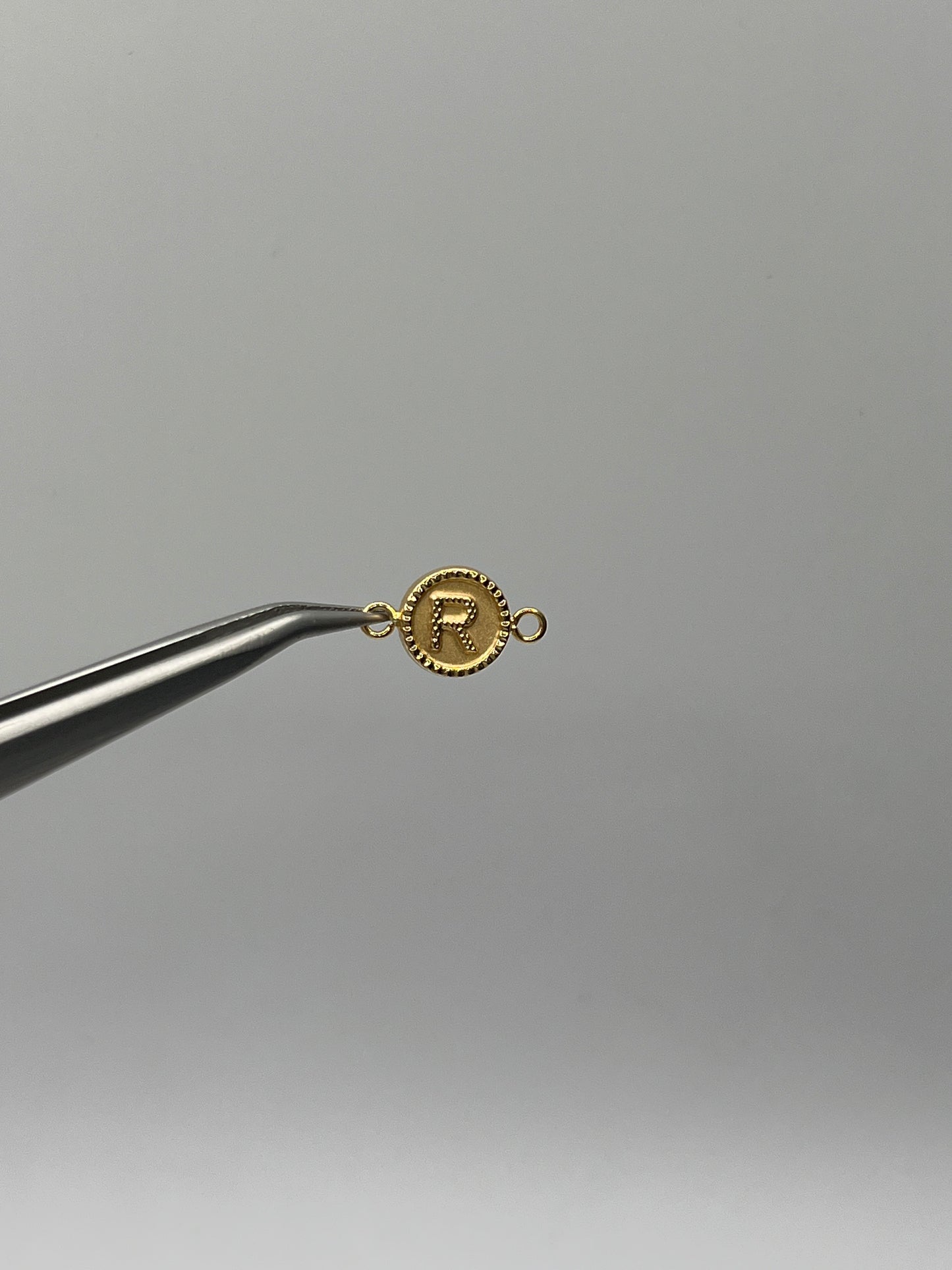 Herraje Letra R Oro amarillo 18k 0,59 Gr / 1 Cm