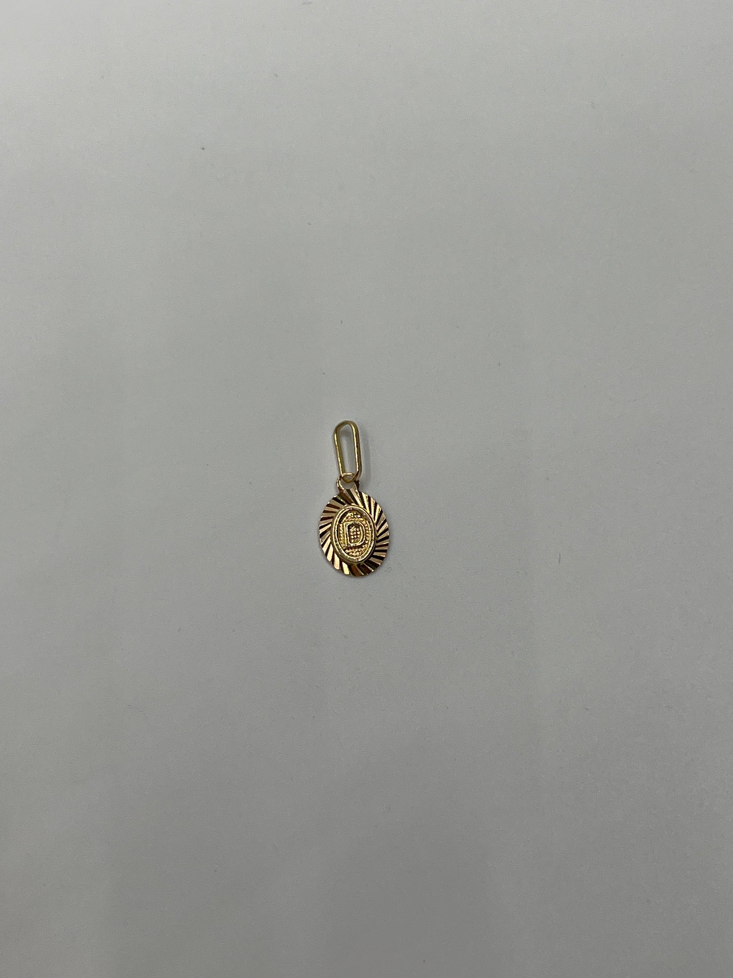 Dije Letra D Oro amarillo 18k 0,45 Gr / 7,5 mm / 1 Cm