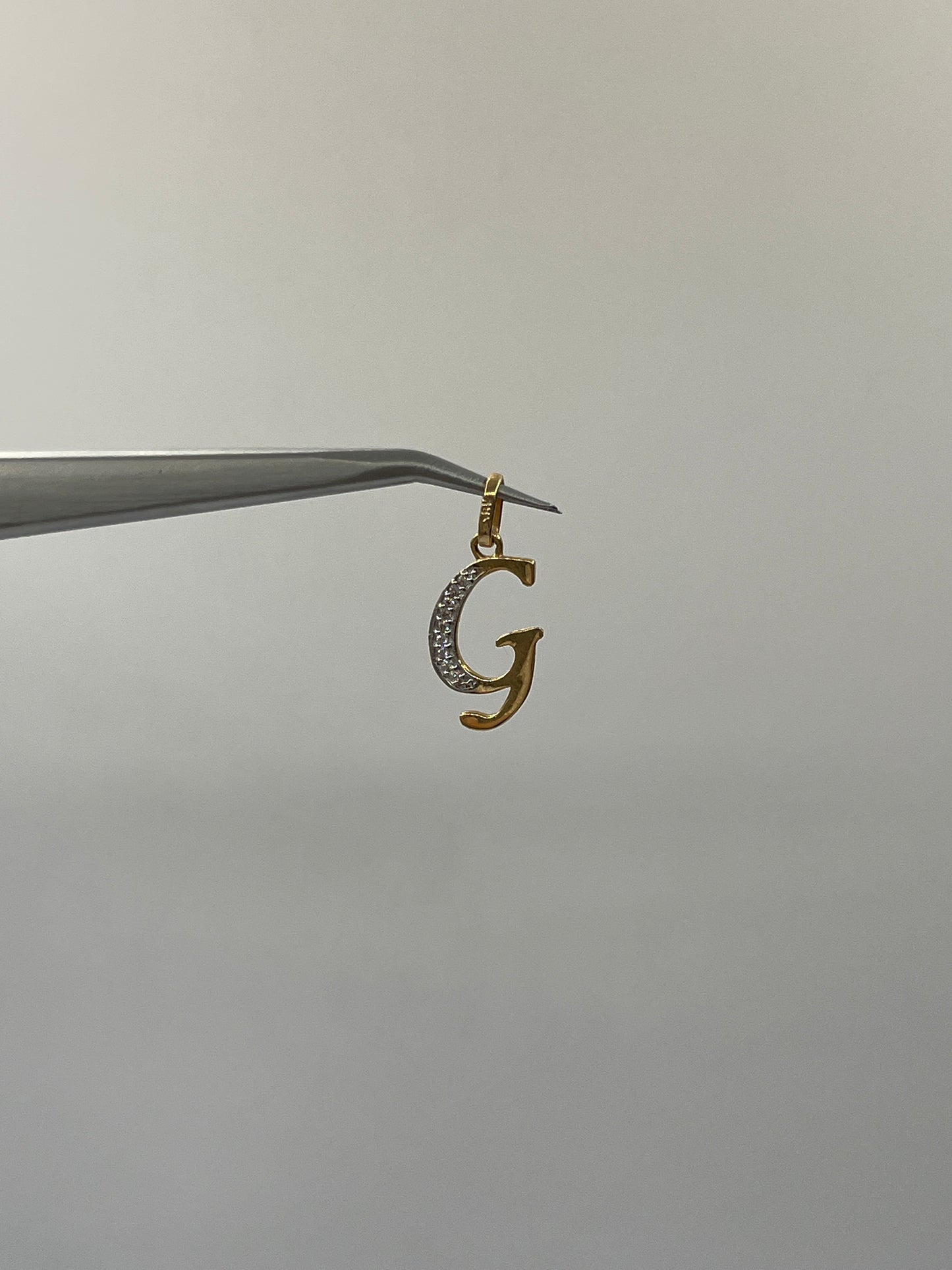 Dije Letra G Circon Blanco Oro amarillo 18k 0,92 Gr / 10,30 mm / 1,8 Cm