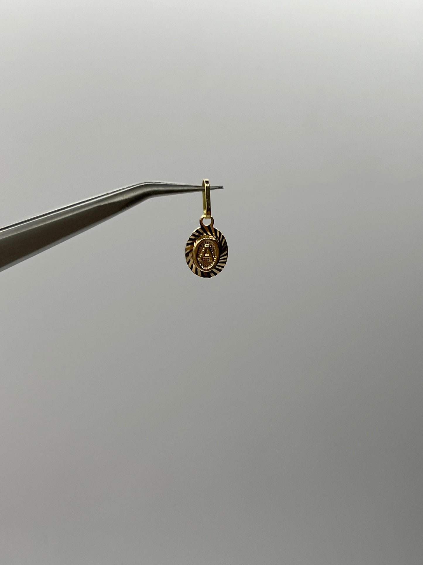 Dije Letra A Oro amarillo 18k 0,45 Gr / 7,5 mm / 1 Cm