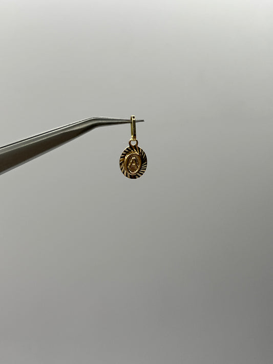 Dije Letra A Oro amarillo 18k 0,45 Gr / 7,5 mm / 1 Cm
