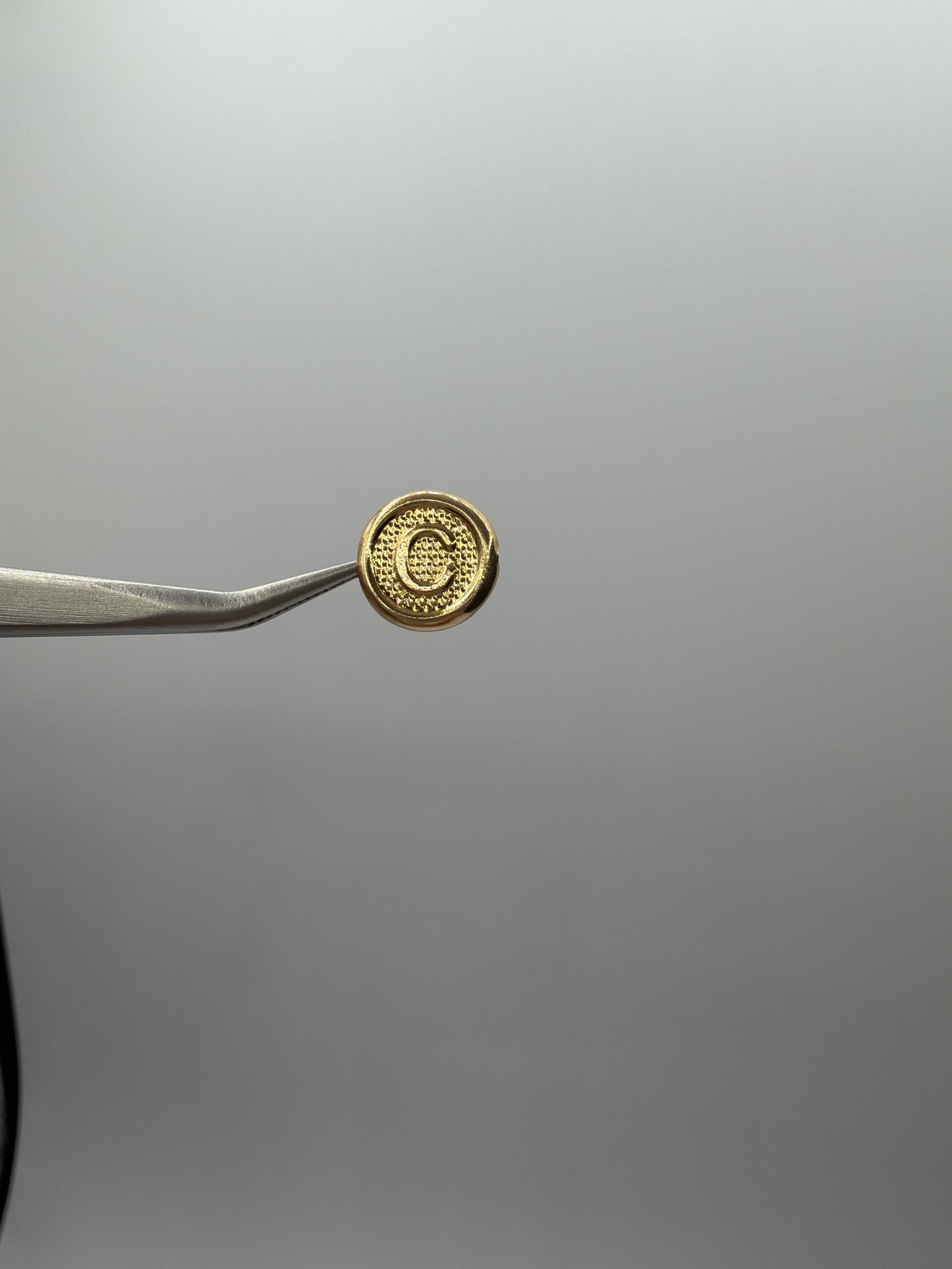 Herraje Letra C Oro amarillo 18k 0,35 Gr / 1 Cm