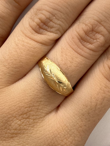 Anillo Rayado Oro amarillo 18k / Talla 8 1/4 / 1,30 Gr / 7,45 mm