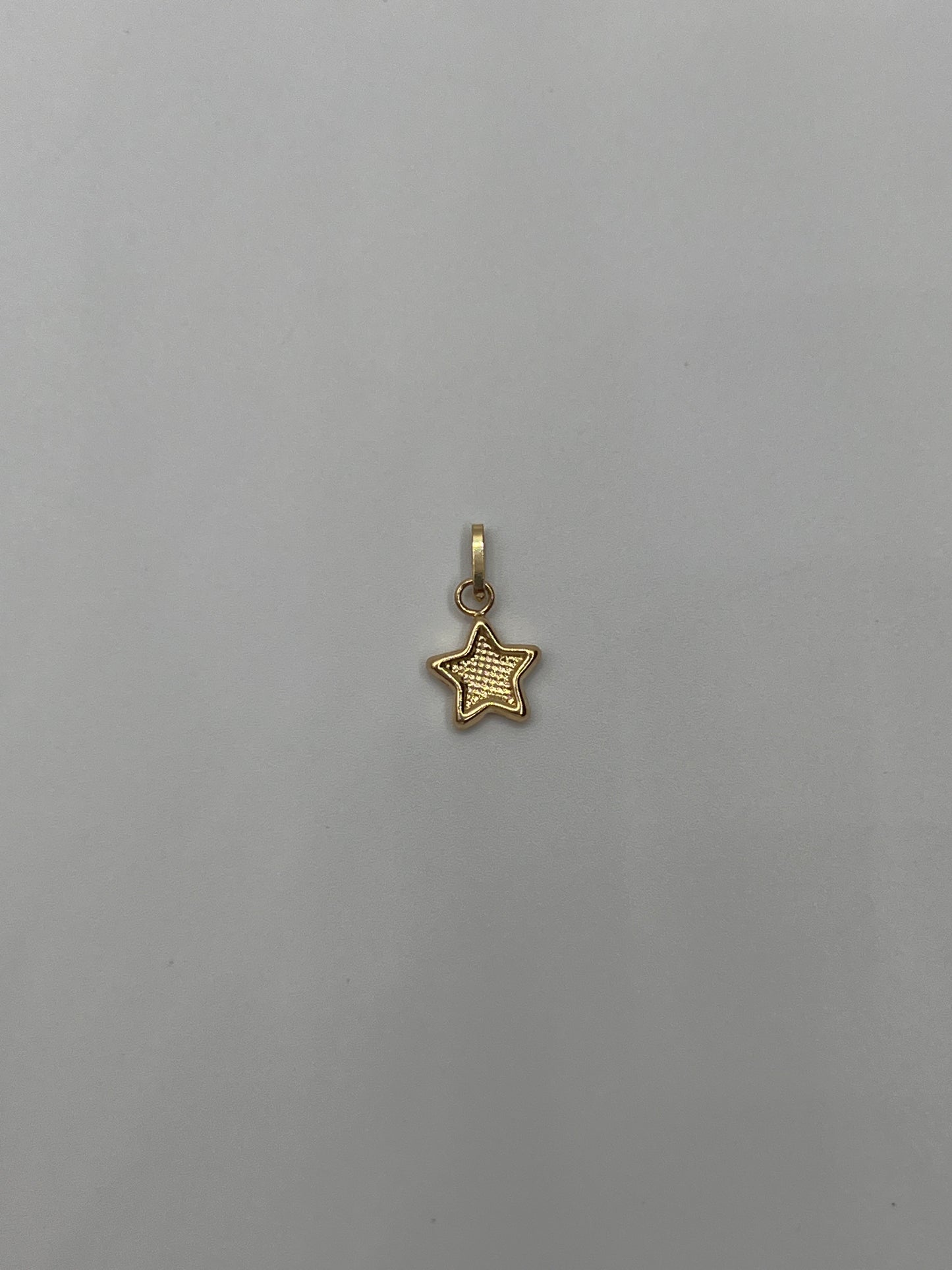 Dije estrella Oro amarillo 18k 0,28 Gr / 7 mm / 0,9 Cm