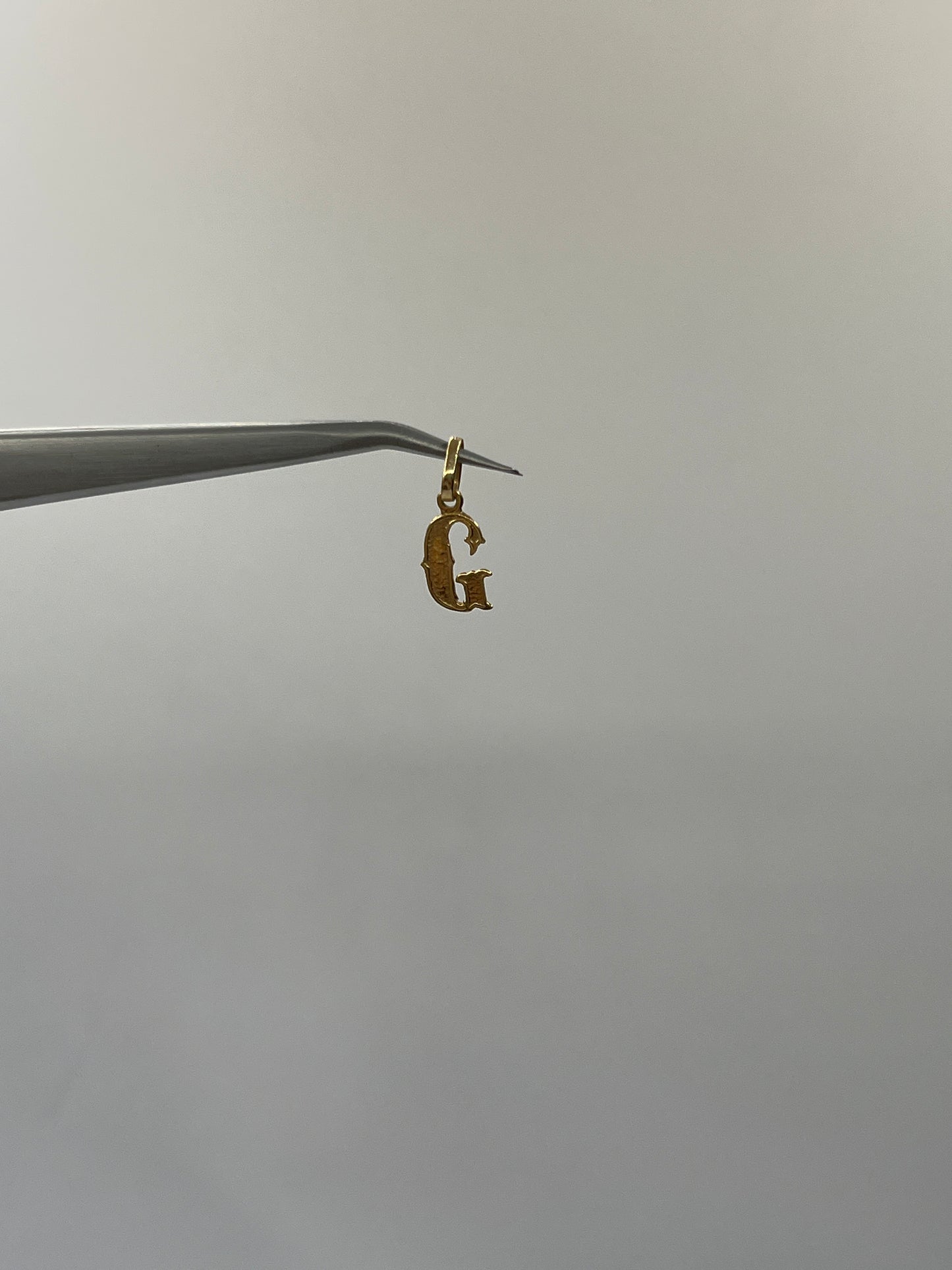 Dije Letra G Oro amarillo 18k 0,45 Gr / 6,85 mm / 1,2 Cm