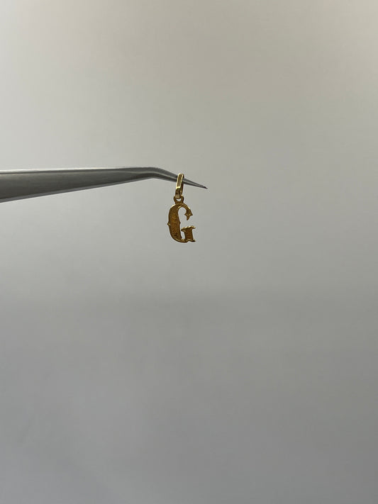 Dije Letra G Oro amarillo 18k 0,45 Gr / 6,85 mm / 1,2 Cm