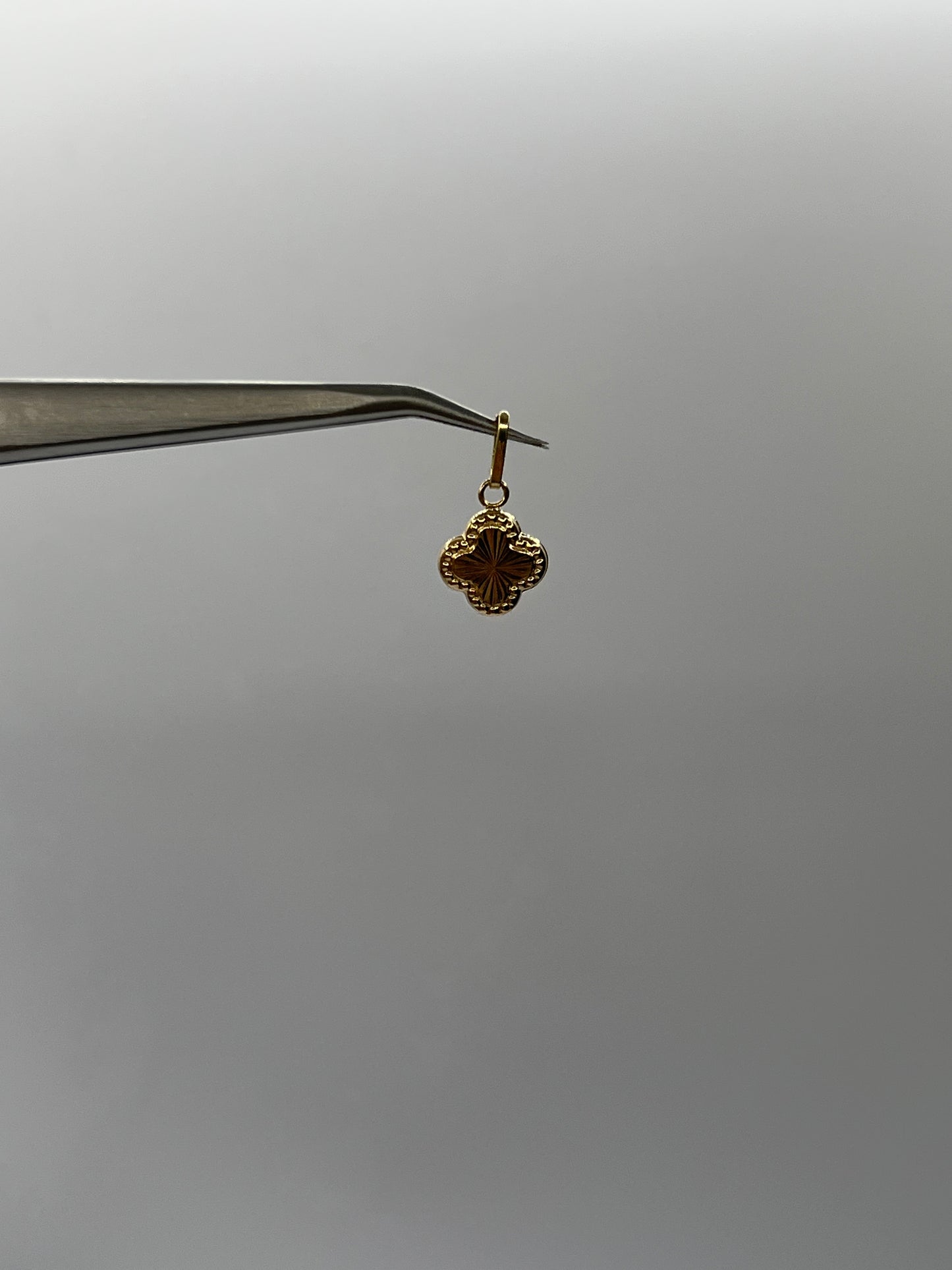 Dije Trebol Oro amarillo 18k 0,47 Gr / 10 mm / 1 Cm