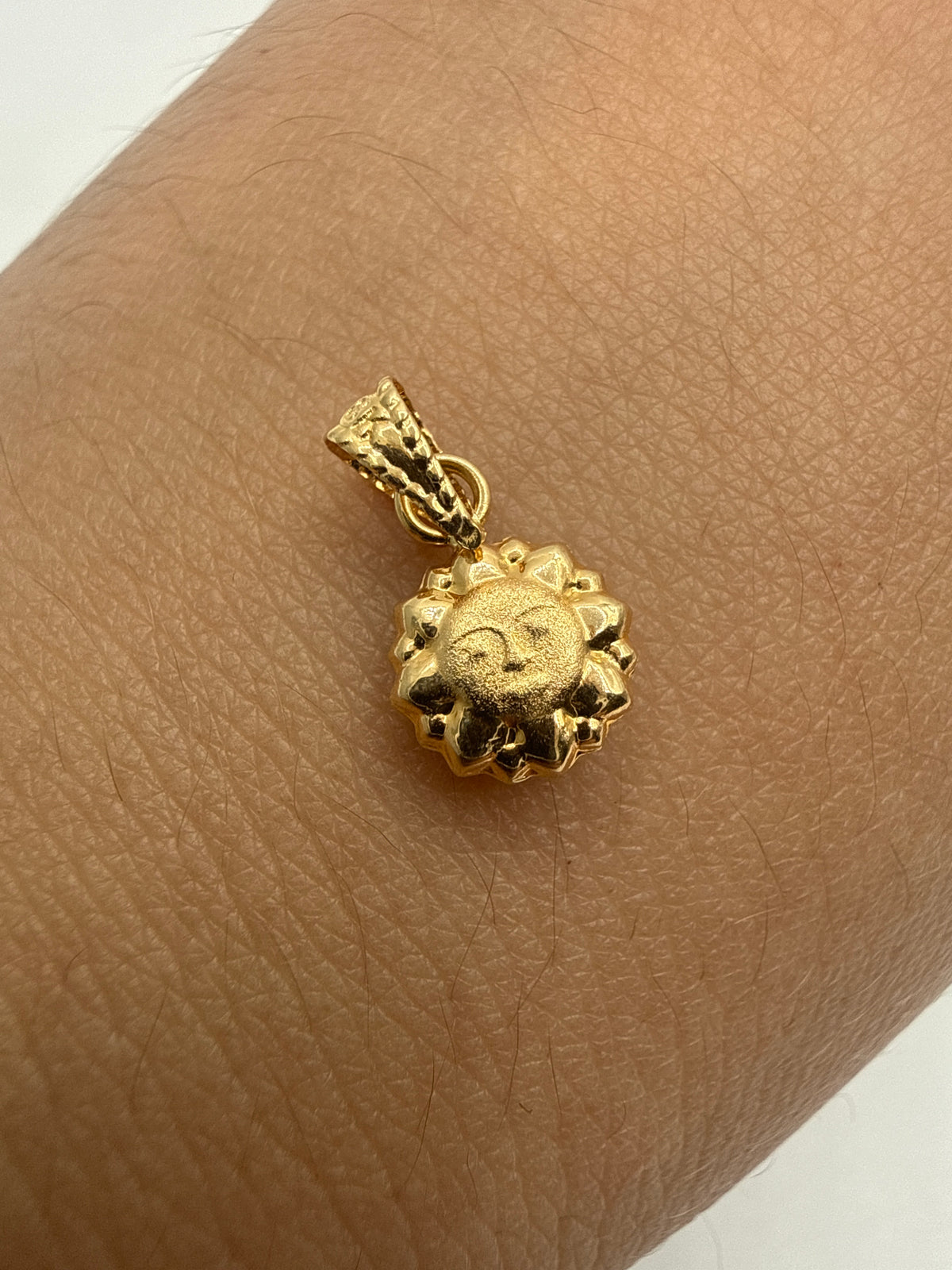 Dije Sol Oro amarillo 18k 0,29 Gr / 7 mm / 0,9 Cm