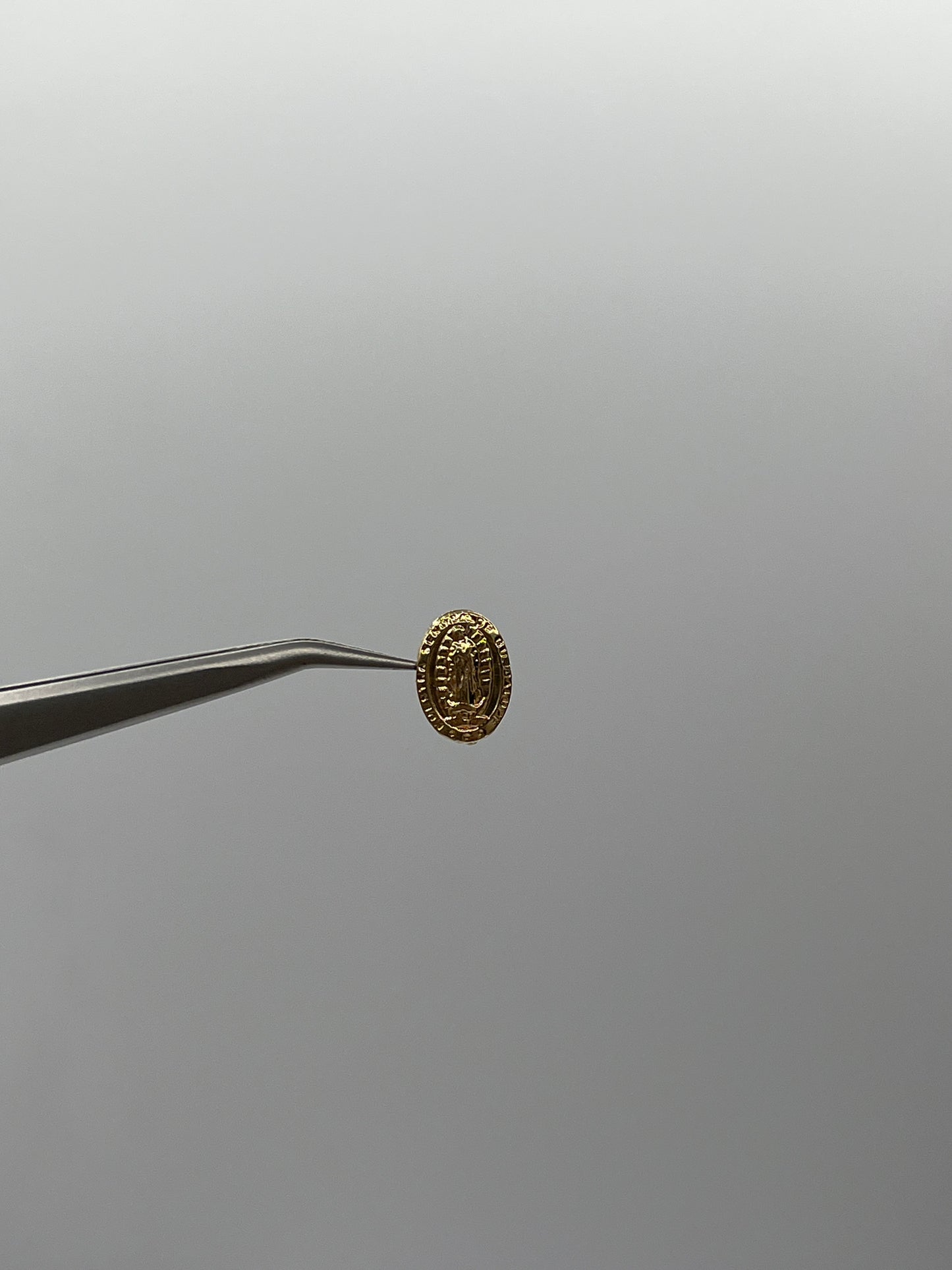 Herraje Virgen Guadalupe Oro amarillo 18k 0,39 Gr / 0,85 Cm