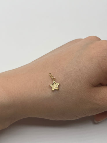 Dije Estrella Diamantada Oro amarillo 18k 0,28 Gr / 7,6 mm / 0,7 Cm