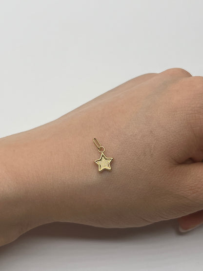 Dije Estrella Diamantada Oro amarillo 18k 0,28 Gr / 7,6 mm / 0,7 Cm