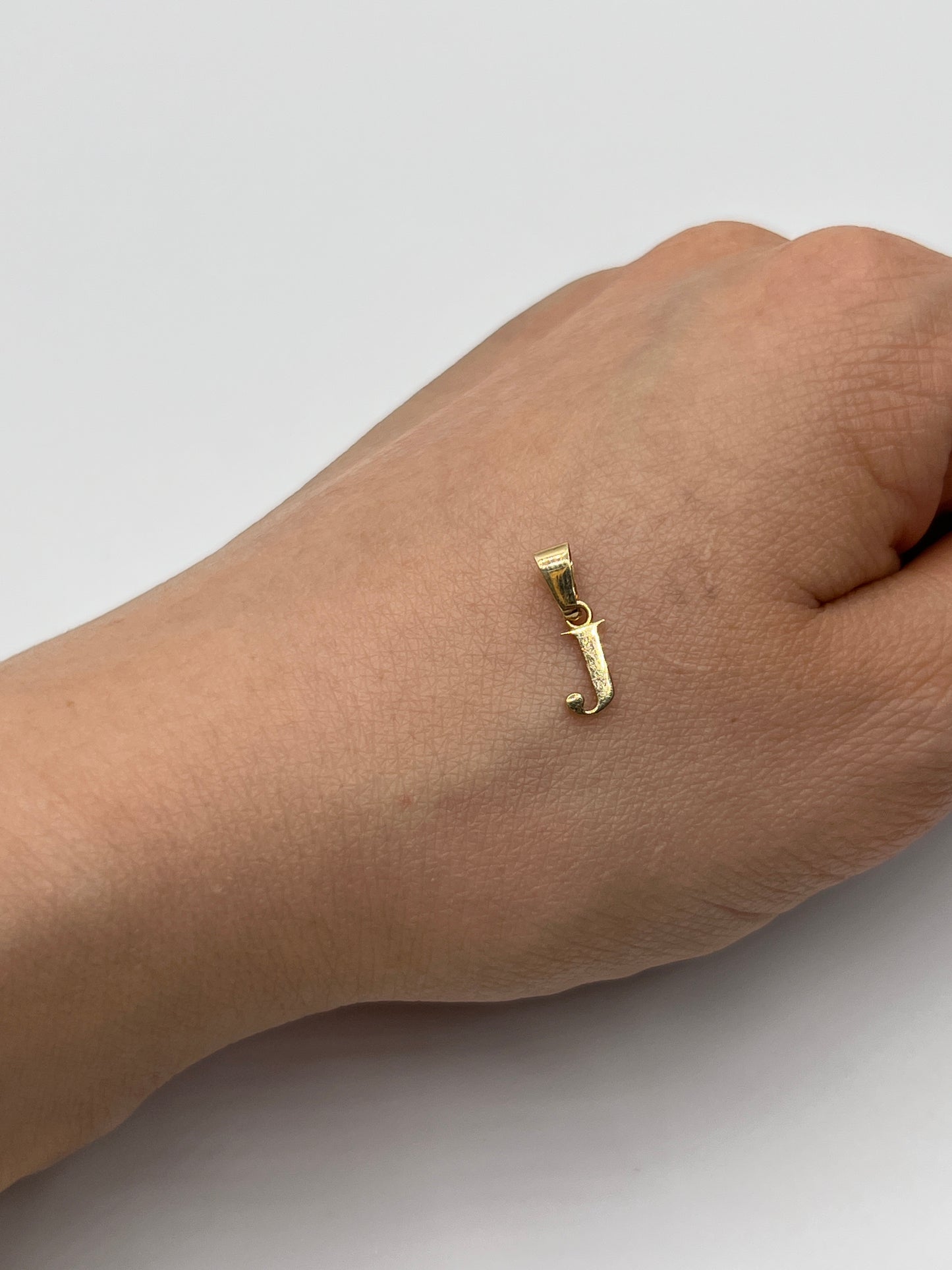 Dije Letra J Silueta Oro amarillo 18k 0,27 Gr / 4 mm / 0,9 Cm