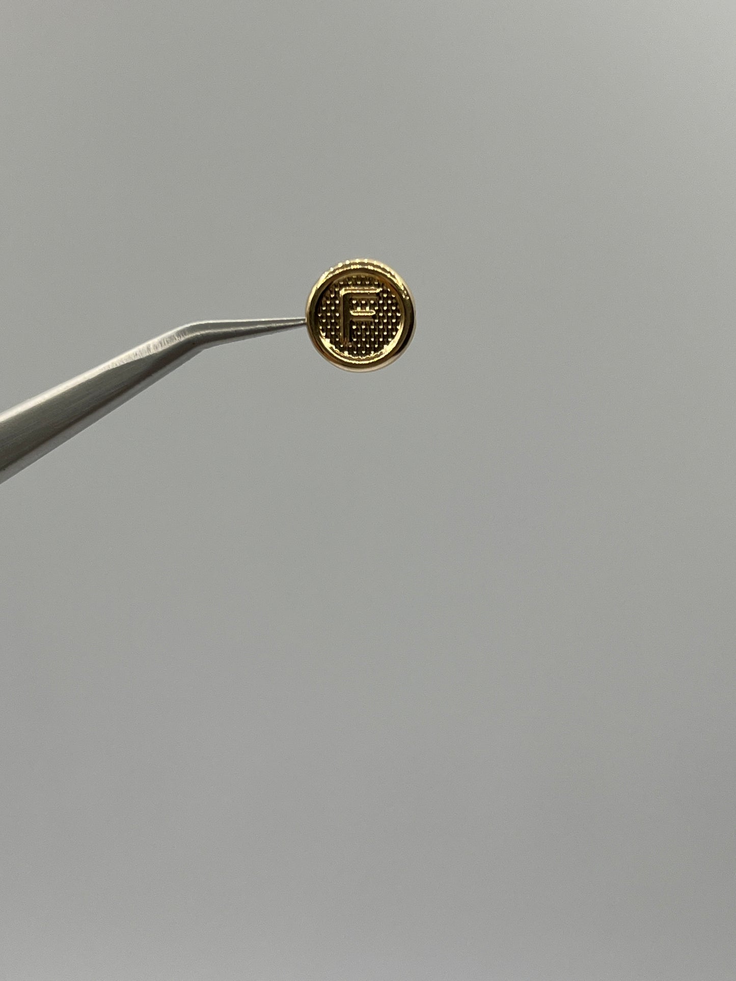 Herraje Letra F Oro amarillo 18k 0,38 Gr / 1 Cm