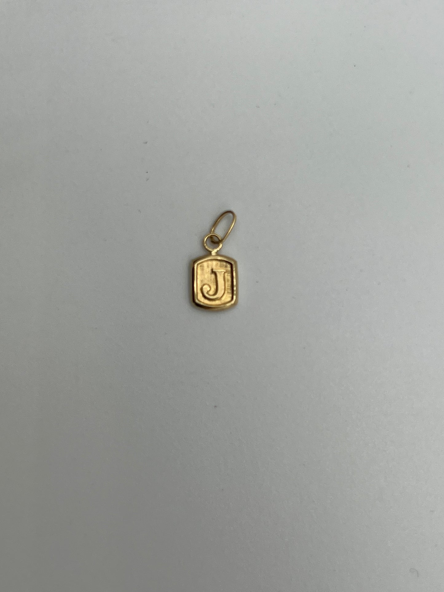Dije letra J Oro amarillo 18k 0,31 Gr / 6 mm / 1,1 Cm