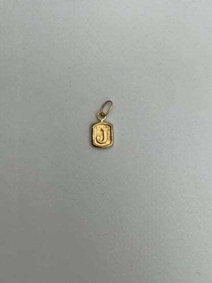 Dije letra J Oro amarillo 18k 0,31 Gr / 6 mm / 1,1 Cm