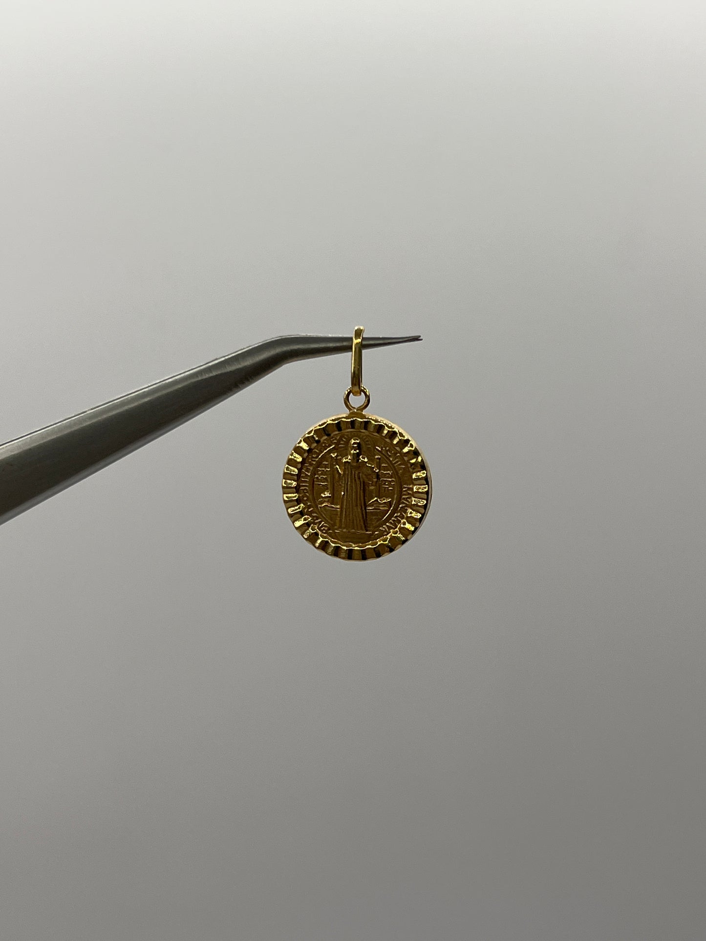 Dije San Benito Oro amarillo 18k 1,22 Gr / 14,2 mm / 1,4 Cm