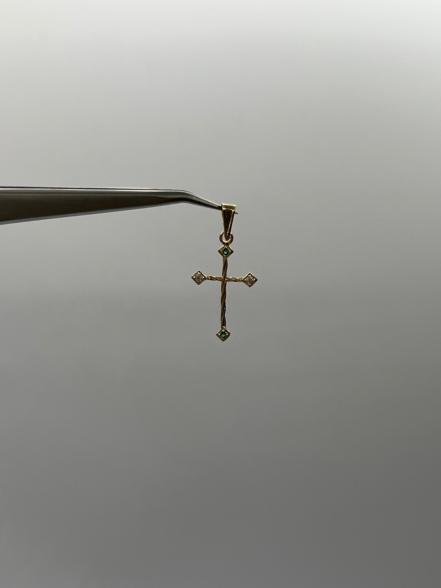 Dije Cruz Circon Blanco y Verde Oro amarillo 18k 0,75 Gr / 14,80 mm / 2,6 Cm