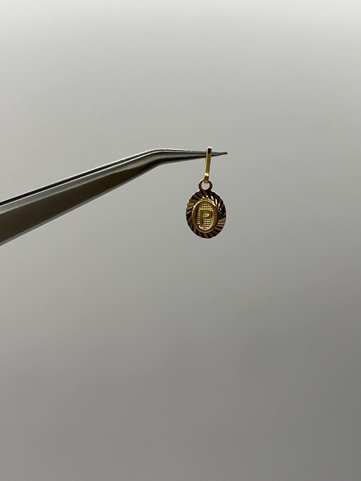 Dije Letra P Oro amarillo 18k 0,46 Gr / 7,5 mm / 1 Cm