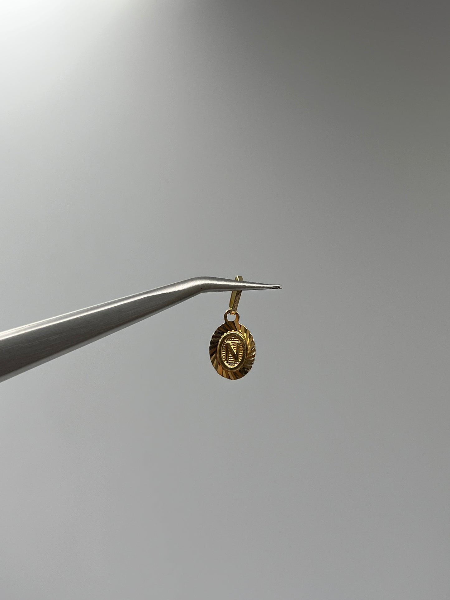 Dije Letra N Oro amarillo 18k 0,44 Gr / 7,5 mm / 0,9 Cm