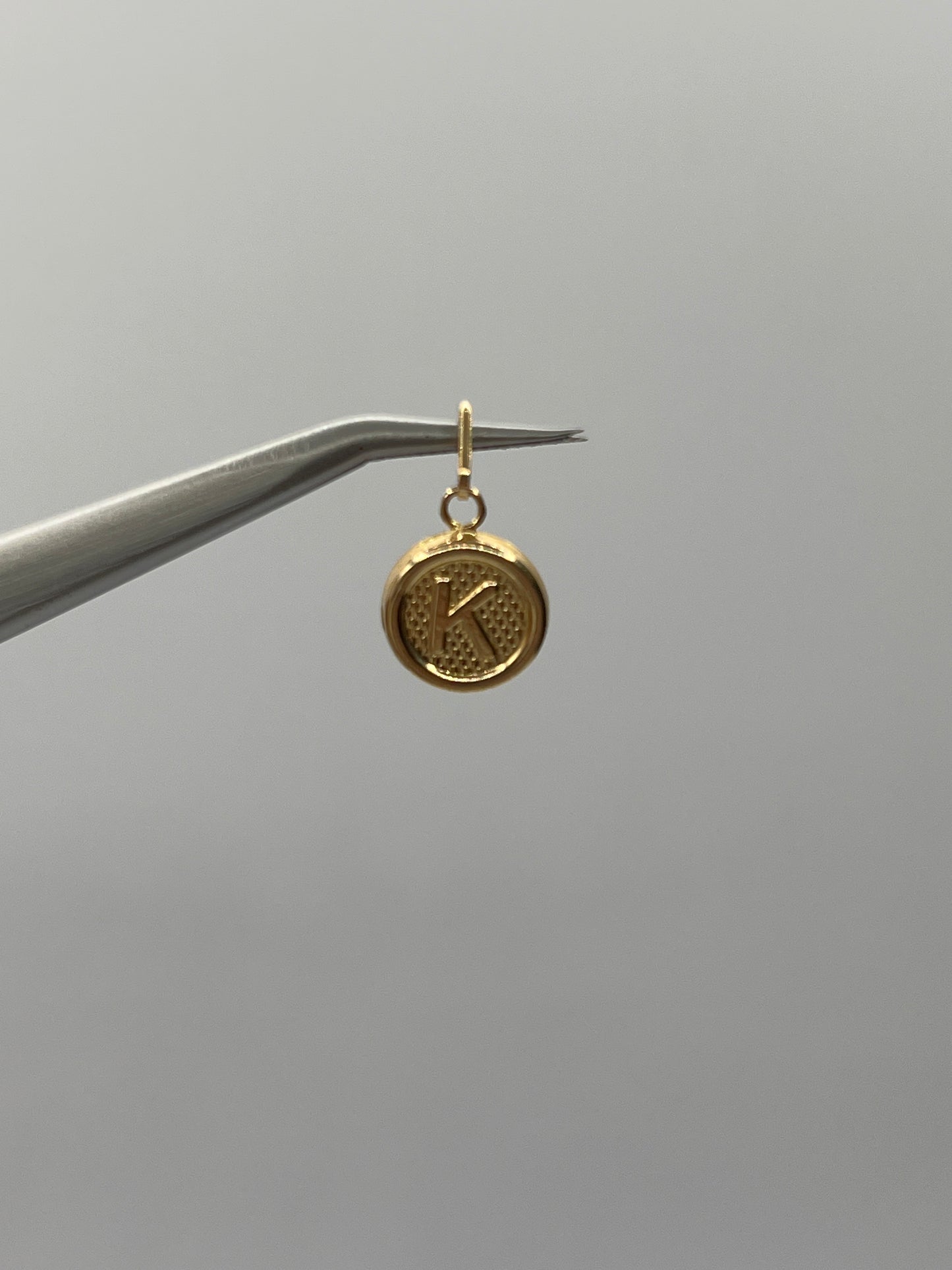 Dije Letra K Oro amarillo 18k 0,54 Gr / 10 mm / 1 Cm