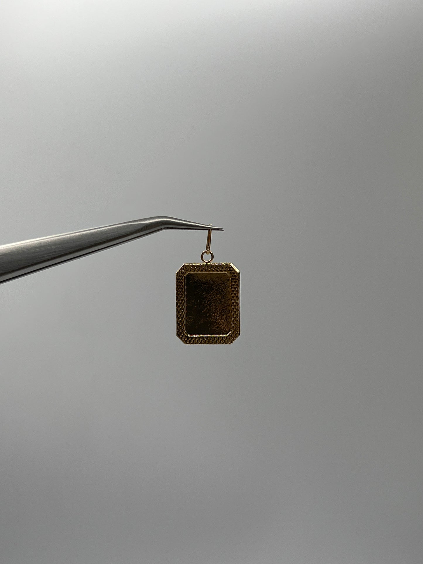 Dije Placa Diamantada Oro amarillo 18k 0,72 Gr / 14,2 mm / 1,8 Cm