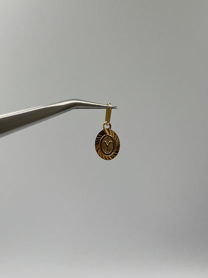 Dije Letra Y Oro amarillo 18k 0,45 Gr / 7,5 mm / 0,9 Cm