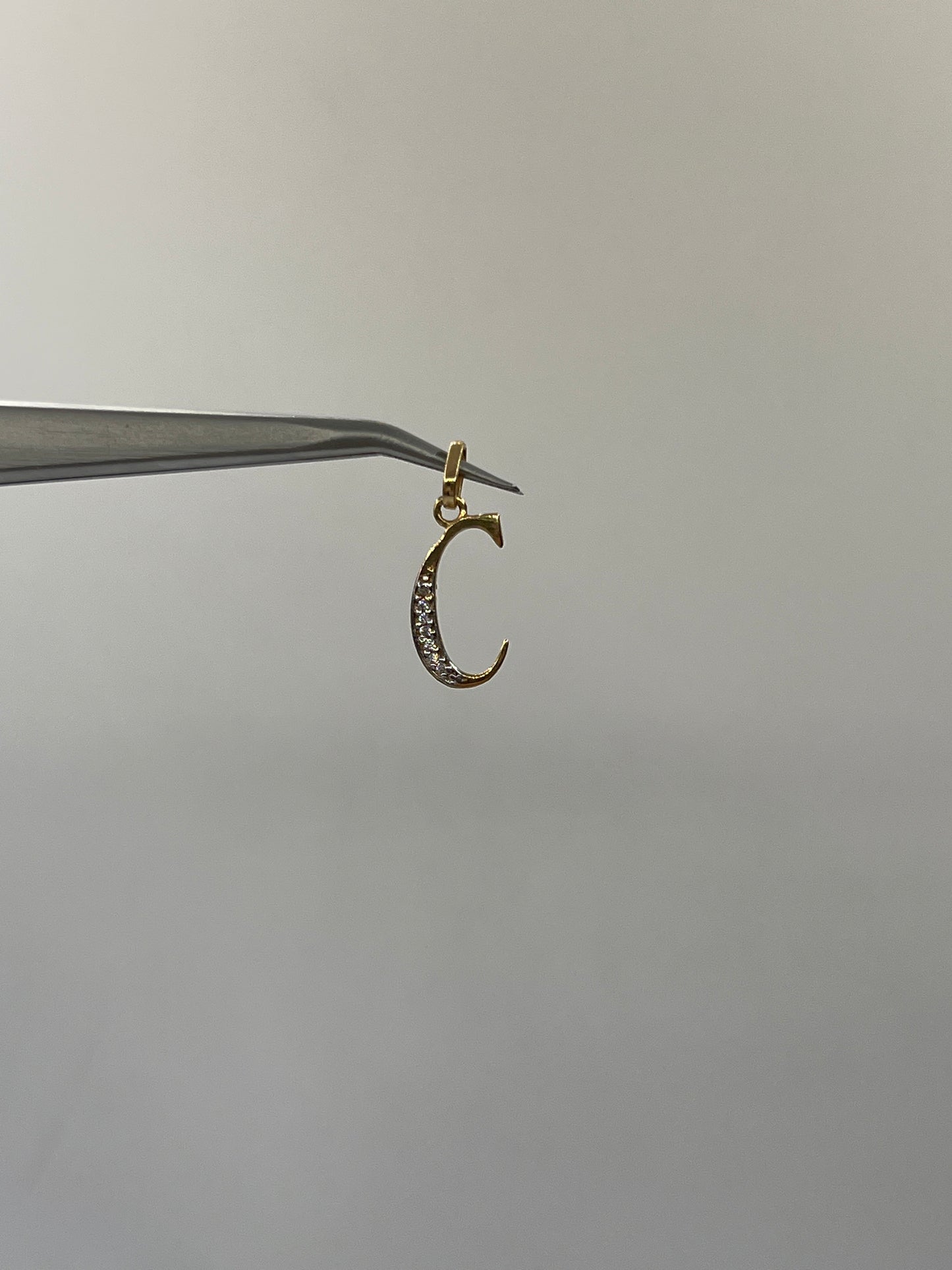 Dije Letra C Oro amarillo 18k 0,61 Gr / 8,25 mm / 1,6 Cm